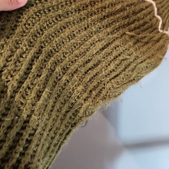 PrettyLittleThing cropped balloon sleeves lettuce hem olive green crew n… - Picture 8 of 8